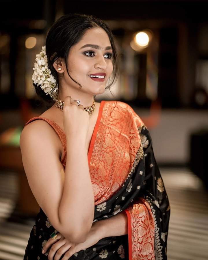 A City of Banaras – Exquisite Banarasi Semi-Georgette Silk Saree